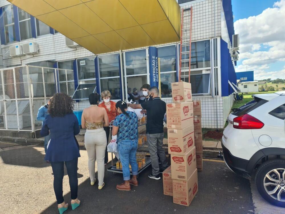 Foto 3 / Empresas presenteiam profissionais da saúde com chocolates